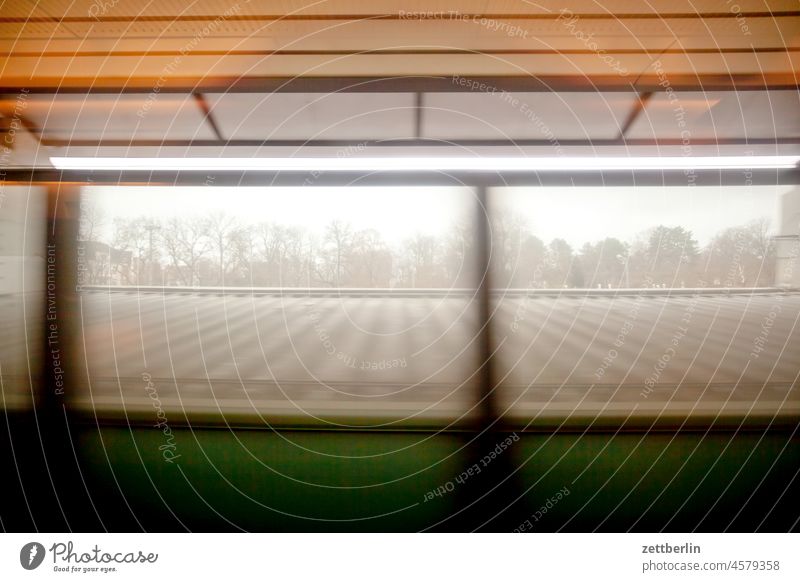 Bahnhof aussicht bahn bahnfahrt eisenbahn fenster herbst horizont landschaft reise skyline tourismus winter zug zugfahrt bahnhof bahnhofshalle dach wellblech