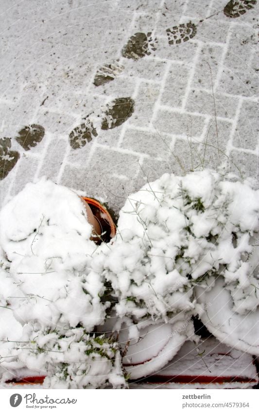 Schritte im Neuschnee außen hinterhaus hinterhof innenhof innenstadt mehrfamilienhaus menschenleer mietshaus ruhe schneedecke stille textfreiraum weihnachten