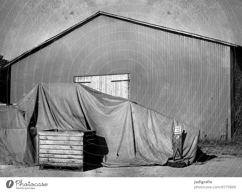 Lagerhalle Wellblechwand Wellblechfassade Fassade Strukturen & Formen Gebäude Kiste Plane abdecken Schutz Wand Industrie Landwirtschaft grau Faltenwurf Schatten