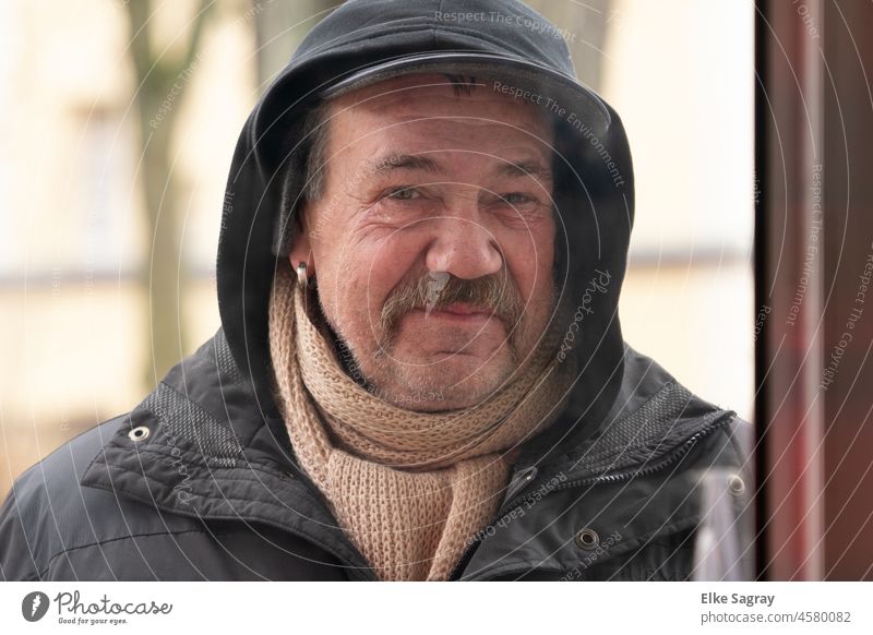 Freundlicher Mann am Fenster Ein Mann allein Porträt Männergesicht Kopf Kontrast Blick in die Kamera Gesicht Farbfoto Mensch maskulin Außenaufnahme Licht