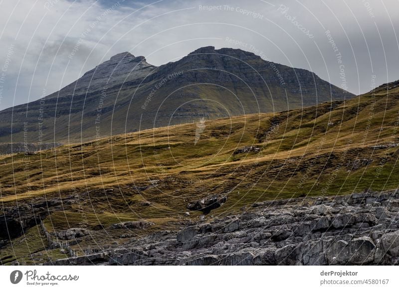 Färöer Inseln: Blick auf Slættaratindur Gelände Berghang schroff abweisend kalte jahreszeit Dänemark Naturerlebnis Abenteuer majestätisch Neugier