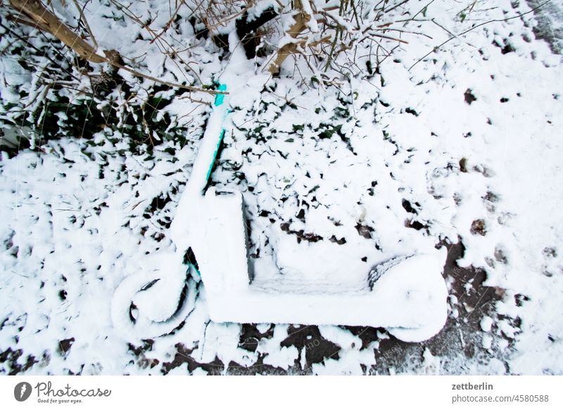 Roller unter Schnee e-roller eingeschneit eroller fortbewegung liegen menschenleer ruhe schnee schneedecke stadt stehen stille textfreiraum tourismus