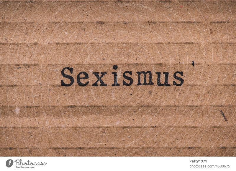 Gestempelter Text auf Pappkarton. Sexismus. sexismus frauenfeindlichkeit diskriminierung pappe Hass papier alt grunge braun text Grunge Design Menschenleer