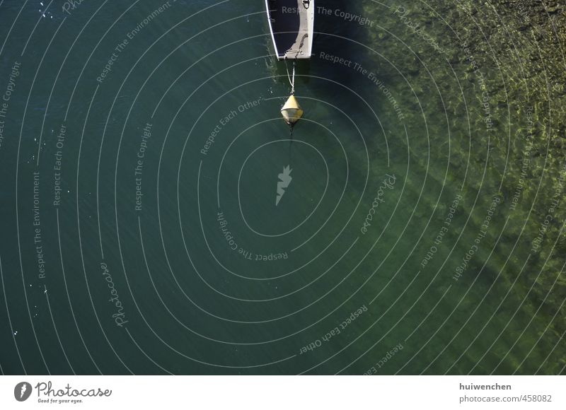 ein Boot auf dem Fluss Lifestyle Flussufer Wasser Linie Streifen ästhetisch einfach Unendlichkeit natürlich Sauberkeit Wärme blau grün Ewigkeit Frieden