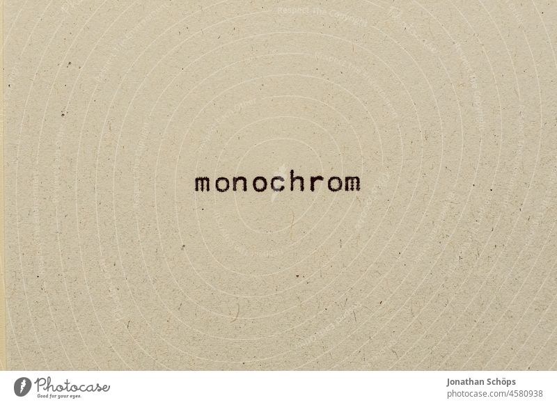 monochrom als Text auf Papier mit Schreibmaschine Recycling Schrift Typografie analog einfarbig retro text textfreiraum vintage Wort Buchstaben Mitteilung