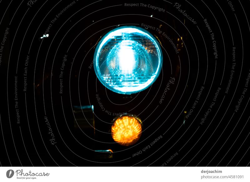 Alte Oldtimer Lampe brennt noch im Dunkeln . Ein leichtes blau und gelb. Lampen leuchten Nacht nachts Licht licht Außenaufnahme Farbfoto Abend Menschenleer