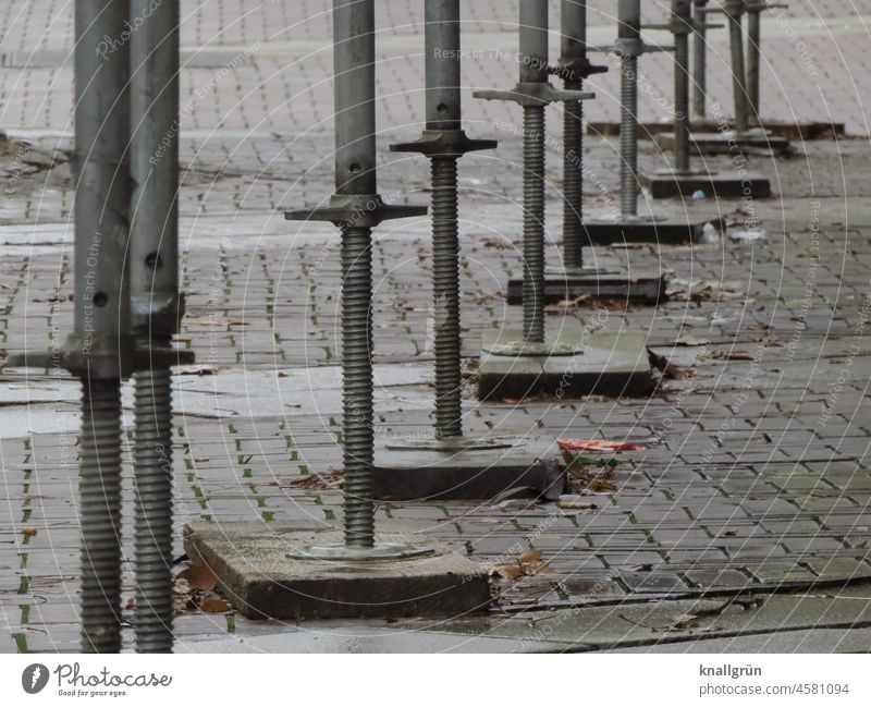 Abgestützt Baugerüst Baustelle Gerüst Menschenleer Außenaufnahme bauen Arbeit & Erwerbstätigkeit Strukturen & Formen Sicherheit Sanieren Wandel & Veränderung