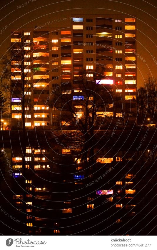 haus am see Spiegelung Spiegelung im Wasser See Hochhaus Berlin lichter Fenster Abend Farbfoto