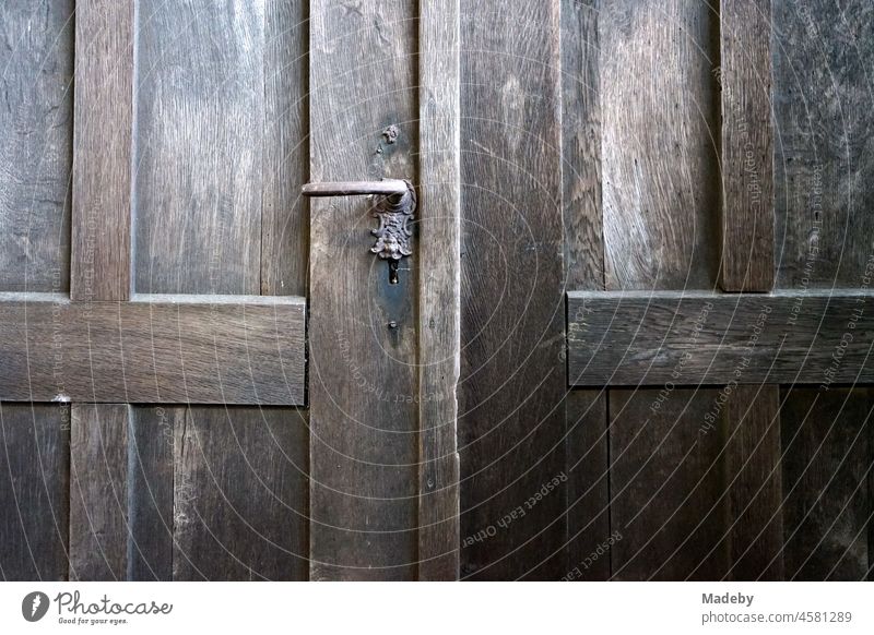 Großer brauner alter Schrank aus massivem Holz in einer alten Fabrikhalle mit Antiquitäten im Stadtviertel Margaretenhütte in Gießen an der Lahn in Hessen