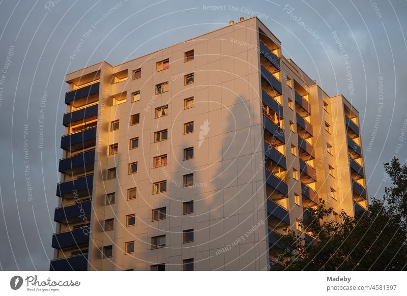 Saniertes Hochhaus mit Balkons im Licht der Abendsonne am Bornheimer Hang im Stadtteil Bornheim an der Seckbacher Landstraße in Frankfurt am Main in Hessen