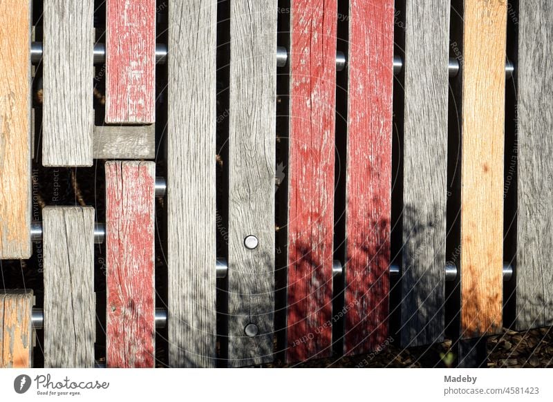 Farbig gestrichenes Holz einer Klettergerüst für Kinder im Sommer bei Sonnenschein auf einem Kinderspielplatz in Gießen an der Lahn in Hessen Spielplatz bunt