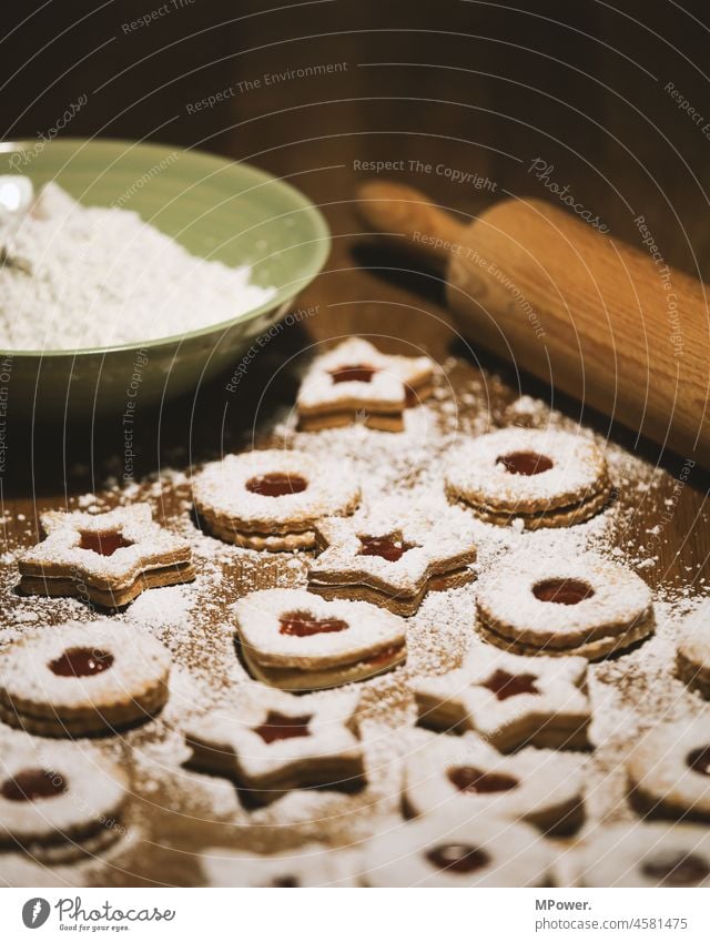 Weihnachtsbäckerei backen Weihnachten & Advent Backwaren süß Weihnachtsgebäck Plätzchen ausstechen Teigwaren Mehl Lebensmittel weihnachtsgebaeck