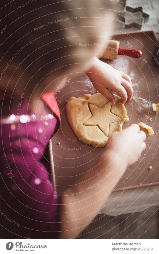 In der Weihnachtsbäckerei Kind Kinder backen Weihnachten & Advent Plätzchen Weihnachtsgebäck Backwaren süß Ausstechform lecker Plätzchenteig