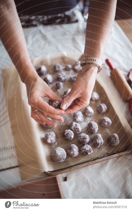 In der Weihnachtsbäckerei backen Weihnachten & Advent Plätzchen Weihnachtsgebäck Backwaren süß Ausstechform lecker Plätzchenteig Plätzchen ausstechen