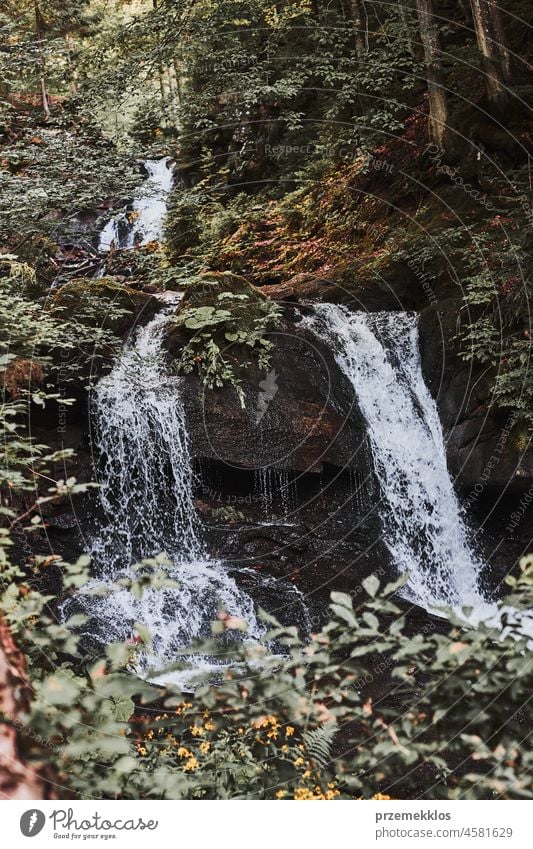 Wasserfall im Gebirge. Berglandschaft. Natürliche Szene. Schönheit in der Natur Berge u. Gebirge Fluss Felsen Wand Nachlauf felsig reisen erstaunlich