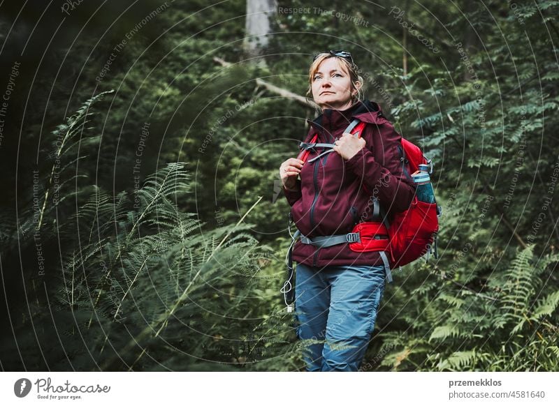 Frau mit Rucksack wandern im Wald, aktiv verbringen Sommerurlaub in der Nähe der Natur Abenteuer Ausflug reisen Urlaub Reise Trekking Berge u. Gebirge Fernweh