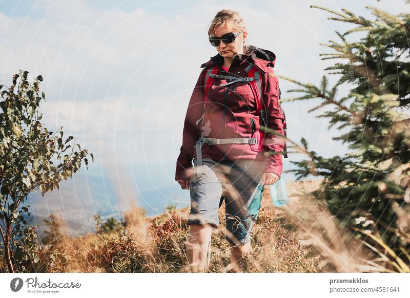 Frau mit Rucksack wandert in den Bergen, verbringt Sommerurlaub in der Nähe der Natur Abenteuer Ausflug reisen wandern Urlaub Trekking aktiv Reise