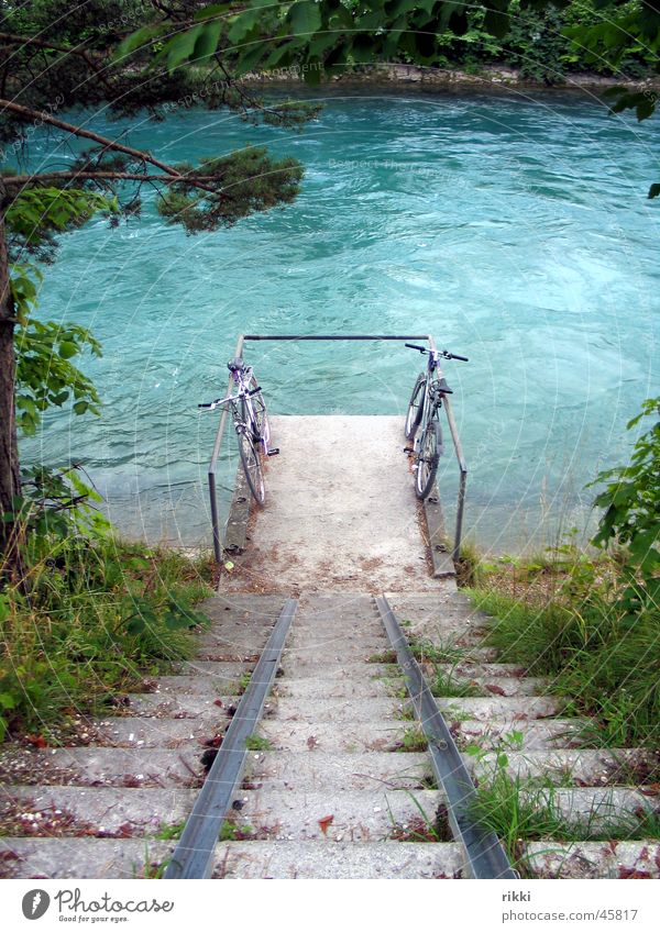 Zwei Räder Steg Wasser Fluss Treppe Natur