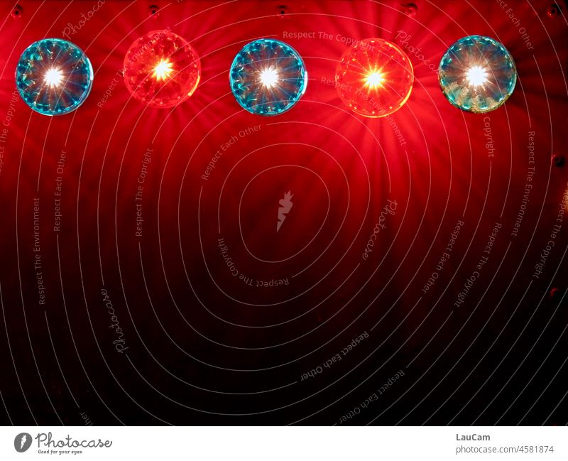 Alle Lichter sind an! leuchten blau rot strahlen Lampe Strahlen Farbfoto leuchtend leuchtende Farben leuchtend rot leuchtend blau farbig farbige Wand