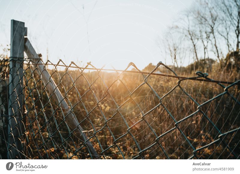 Stimmungsvoller Sonnenuntergang über einem Zaunhintergrund zum Hinzufügen von inspirierendem Text. Minimales Bild mit Kopierraum. Tapete sonnig Sonnenlicht Feld