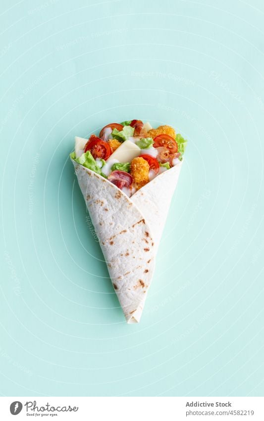 Hähnchen-Wrap mit Tomaten und Käse umhüllen Tortilla Lebensmittel Salat Snack Mahlzeit Fastfood geschmackvoll lecker frisch Gemüse Tisch Ernährung farbenfroh