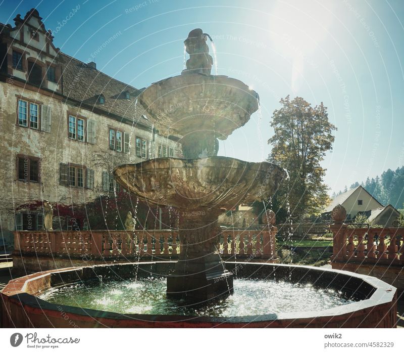 Quell Brunnen Wasser Silhouette Barock Wolkenloser Himmel Idylle Schönes Wetter Tag Farbfoto Außenaufnahme Lichterscheinung strahlen leuchten Gegenlicht Sonne