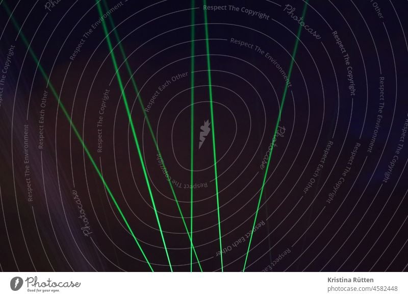 laserstrahlen am nachthimmel lasershow licht lichtshow nachts abends dunkel dunkelheit leuchten scheinen draußen grün sechs