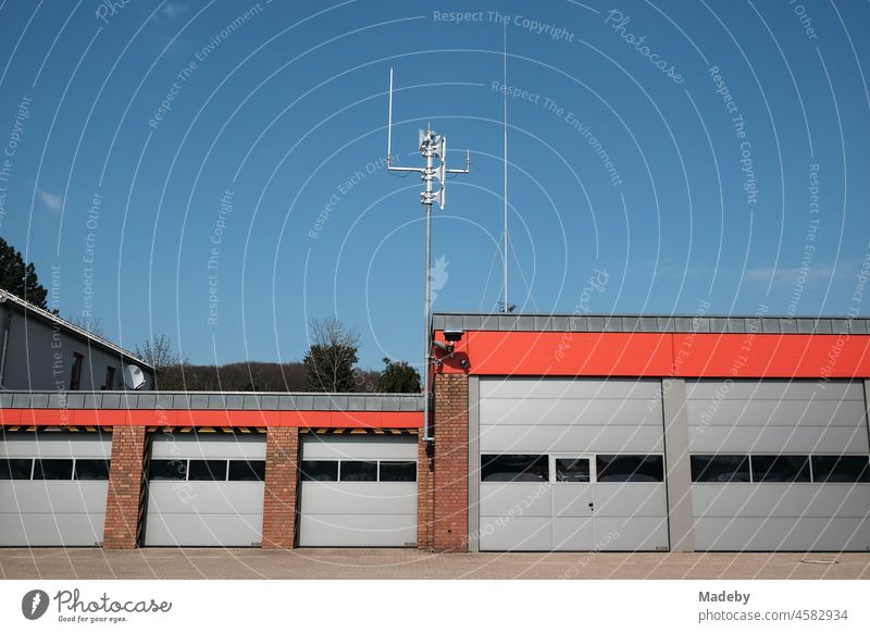 Moderne Feuerwache mit Industrietoren und Funkmast vor blauem Himmel bei Sonnenschein in Oerlinghausen bei Bielefeld am Hermannsweg im Teutoburger Wald in Ostwestfalen-Lippe