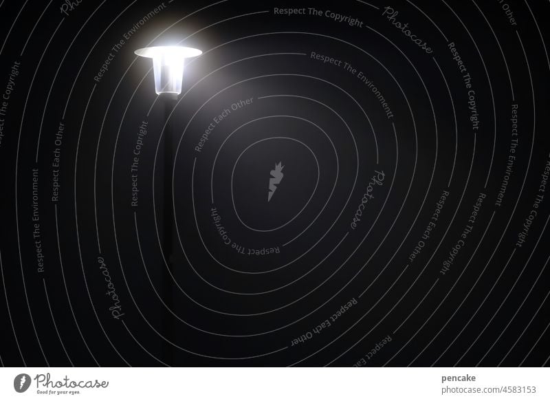 guten abend, gute nacht Nacht dunkel Ruhe Straßenbeleuchtung Lampe Licht Beleuchtung Laterne Abend Straßenlaterne leuchten Menschenleer Laternenpfahl