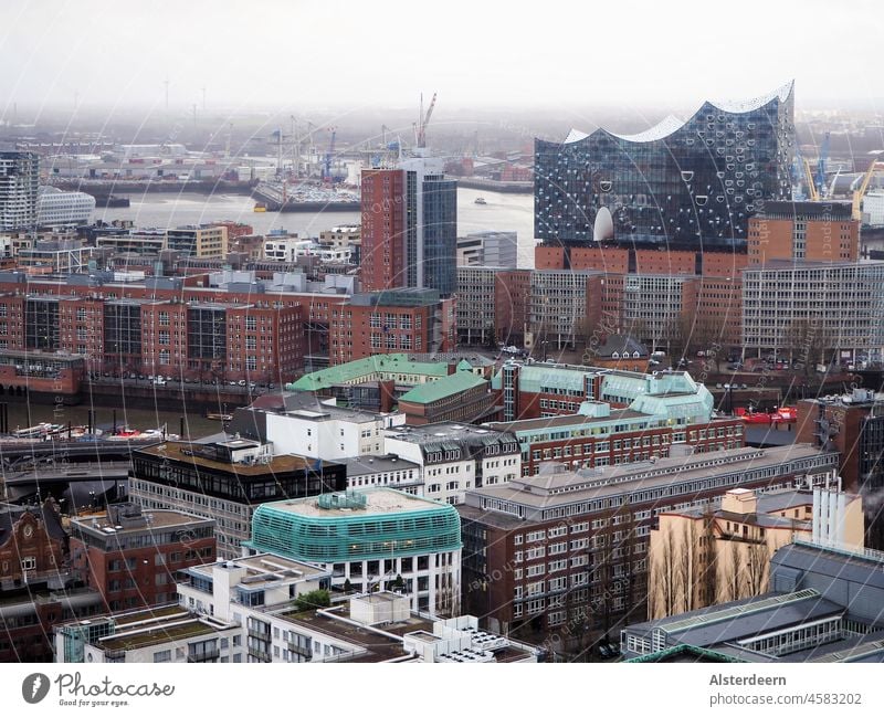 Blick auf die Elbphilharmonie vom Michel aus gesehen mit Speicherstadt und Hafenanlage Hamburg Elbe Stadt Elphi Backstein Kaispeicher A Häusermeer Hotel