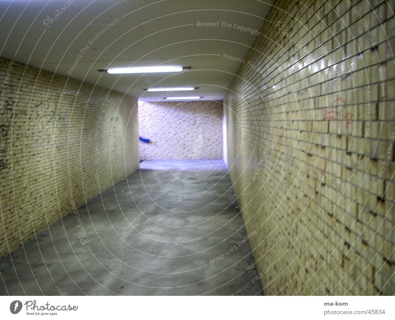 Bahnhofsunterführung U-Bahn Tunnel Neonlicht kalt Unterführung Fliesen u. Kacheln