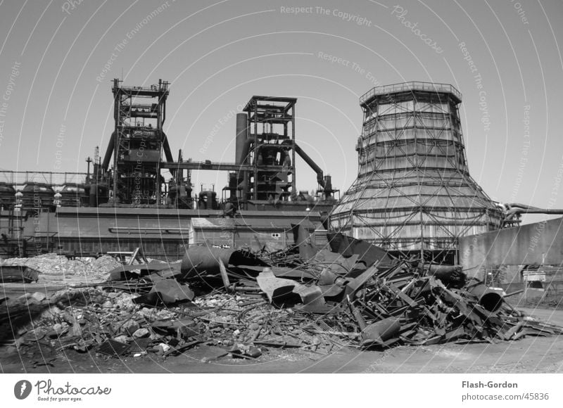 Mondlandschaft schwarz weiß Bauschutt Industrie Fabrik Stahlwerk bei Tag