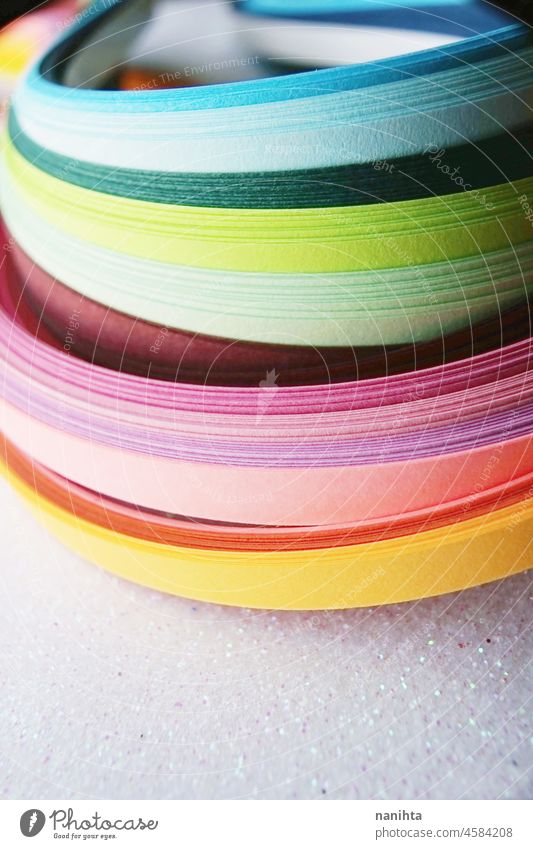 Regenbogenpapier abstraktes Makro rosa Papier Wellen Linien Kurven Oberfläche Fokus diy es selbst machen farbenfroh Farbe pulsierend brilliant keine Menschen