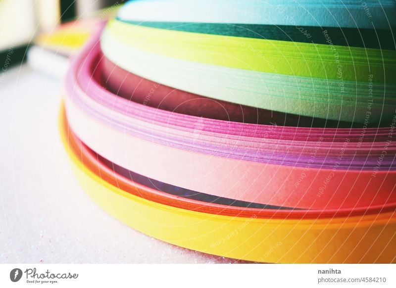 Regenbogenpapier abstraktes Makro rosa Papier Wellen Linien Kurven Oberfläche Fokus diy es selbst machen farbenfroh Farbe pulsierend brilliant keine Menschen