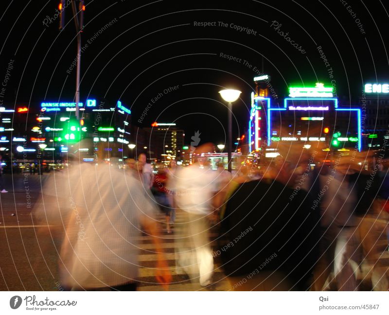 Kopenhagen bei Nacht Langzeitbelichtung Fußgänger Leuchtreklame Europa Bewegung copenhagen night time exposure pedestrians illuminated advertising motion