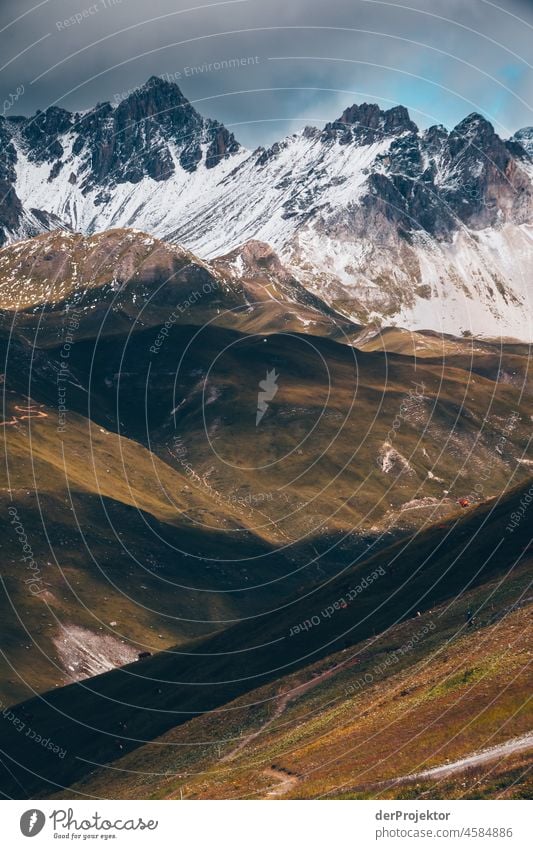 Wanderung Vanoise National Park: Blick auf Berg in Nebel VII Zentralperspektive Starke Tiefenschärfe Kontrast Schatten Licht Tag Menschenleer Außenaufnahme