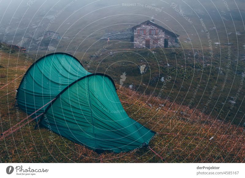 Zelt im Nebel und mit Berghütte im Sommer in den Savoien 2011 Panorama (Aussicht) Starke Tiefenschärfe Textfreiraum unten Textfreiraum oben Menschenleer Tag