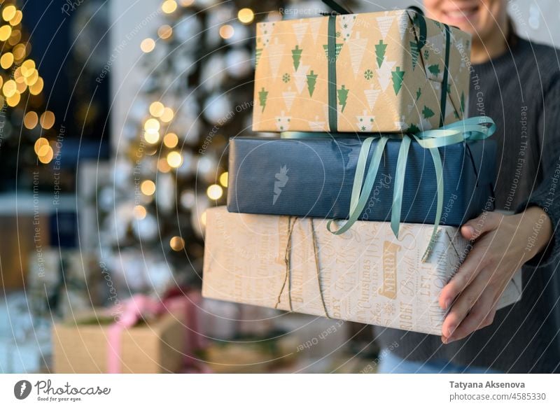 Frau hält Geschenkboxen mit Weihnachtsdekoration Weihnachten Person Kasten Beteiligung Geben Hand Bändchen Paket präsentieren Feier Geschenkverpackung Feiertag