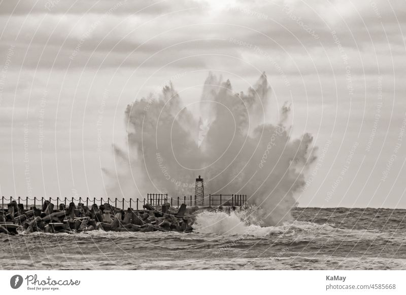 Leuchtturm auf der Mole von Nørre Vorupør bei Sturm und starkem Seegang, Jütland, Dänemark, sepia getönt Wellen Wetter Orkan Pier Küste Meer Ozean Nordsee