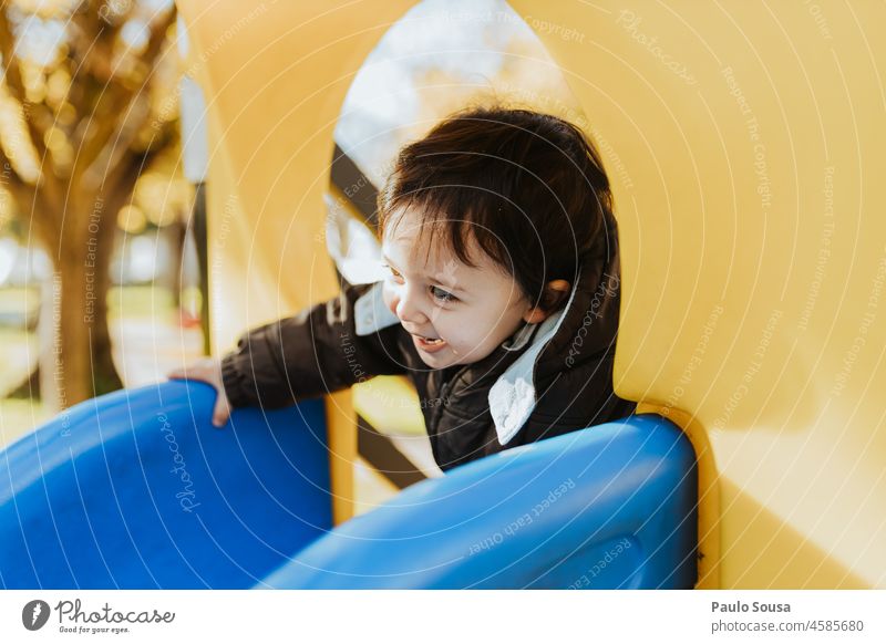 Niedliches Kind spielt auf dem Spielplatz Kindheit Junge 1-3 Jahre Kaukasier Glück Fröhlichkeit Spaß haben Spielplatzgeräte Kindergarten Freizeit & Hobby