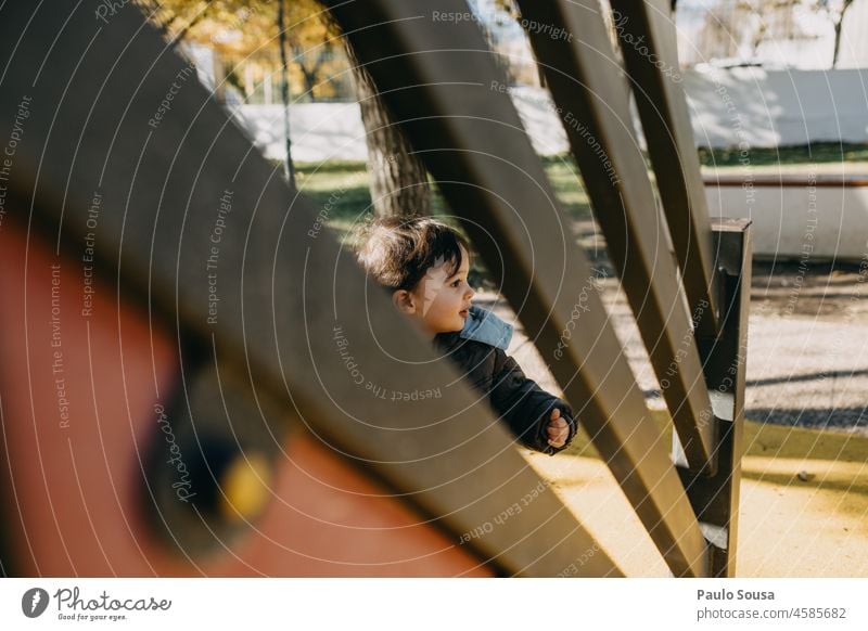 Kind spielt auf Spielplatz Porträt Kaukasier 1-3 Jahre Junge Kindheit Spaß haben Spielen Spielplatzgeräte Glück Tag Lifestyle Freizeit & Hobby Außenaufnahme