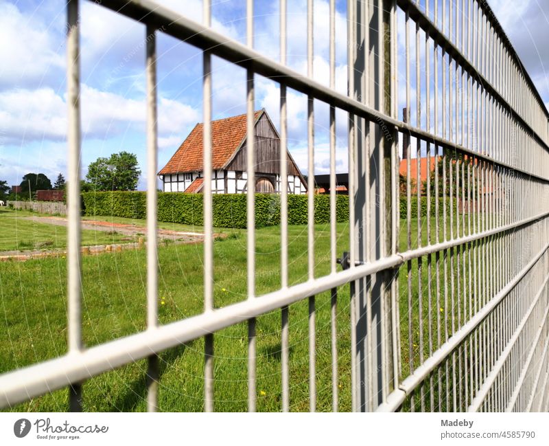 Metallzaun um das Gelände der Alten Ziegelei als Industriemuseum im Sommer bei Sonnenschein in Lage bei Detmold in Ostwestfalen-Lippe Zaun Drahtzaun Eisen Stahl