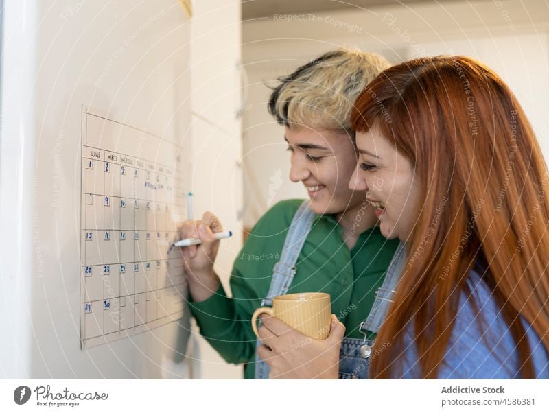 Positive Lesben markieren Tag im Kalender Frauen Paar Mark Anlass lesbisch Homosexualität lgbt Partnerschaft speziell Küche Bonden Zuneigung heimisch Liebe