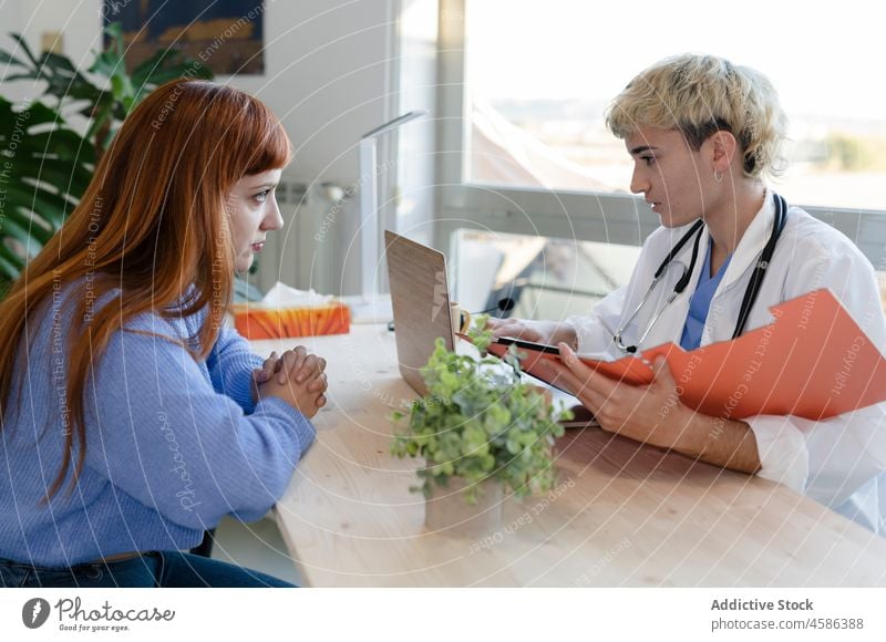 Frau in der Nähe des Arztes beim Surfen auf dem Laptop geduldig medizinisch Arbeit Berater Ernennung Diagnostik prüfen Medizin abstützen Spezialist Apparatur