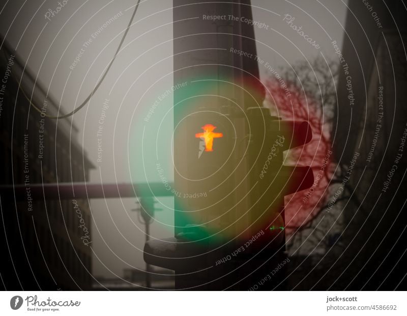 Zwei-Phasen-Ampel leuchtet jetzt Rot Fußgängerampel Piktogramm ampelmännchen Technik & Technologie leuchten Mobilität Signal Verkehrszeichen grün rot Silhouette