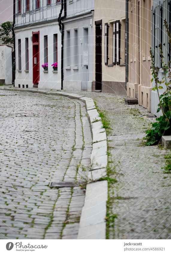 entlang der Bordsteinkante durch leere Straßen Kopfsteinpflaster Altstadt Fassade Brandenburg an der Havel Architektur Vergangenheit authentisch schief