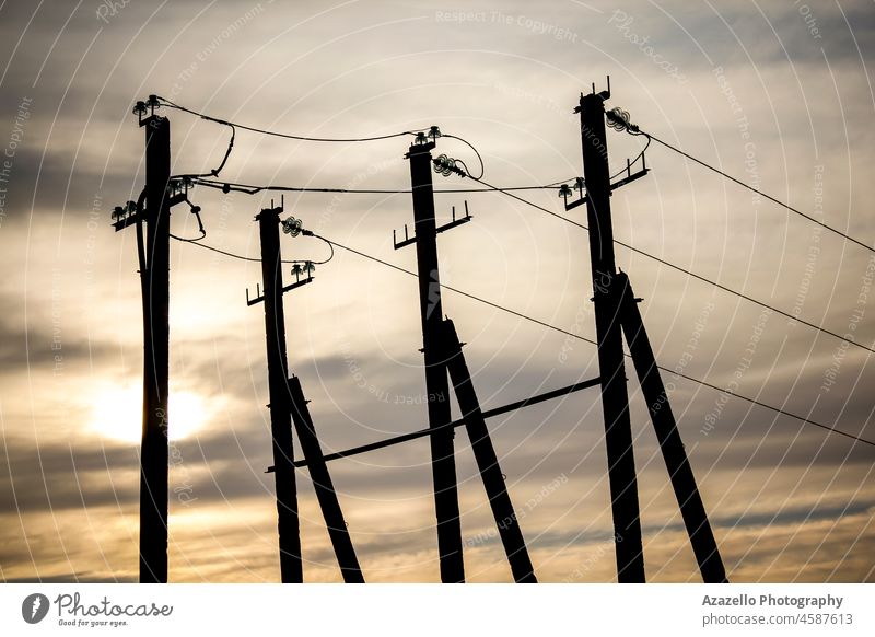 Blick auf einen Hochspannungsmast gegen den Himmel bei Sonnenuntergang. Geometrie Regie Kabel Draht Stromversorgung Station Verteilung Schönheit natürlich Natur