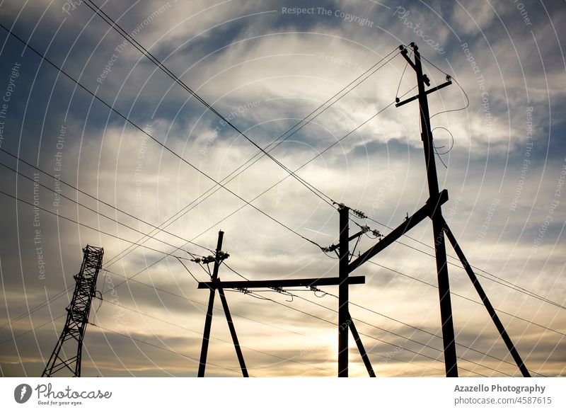 Blick auf einen Hochspannungsmast gegen den Himmel bei Sonnenuntergang. Geometrie Regie Kabel Draht Stromversorgung Station Verteilung Schönheit natürlich Natur