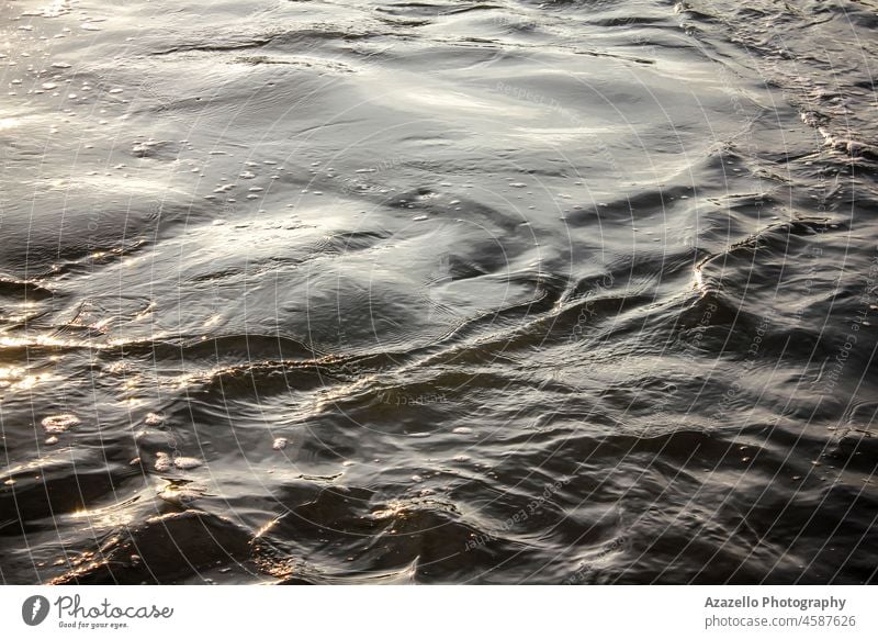 Schöne Sonnenlichtreflexe auf der Wasseroberfläche bei Sonnenuntergang. Mysterium Meditation Stimmung Nacht Mondschein Dämmerung abstrakt Umwelt Natur Schönheit