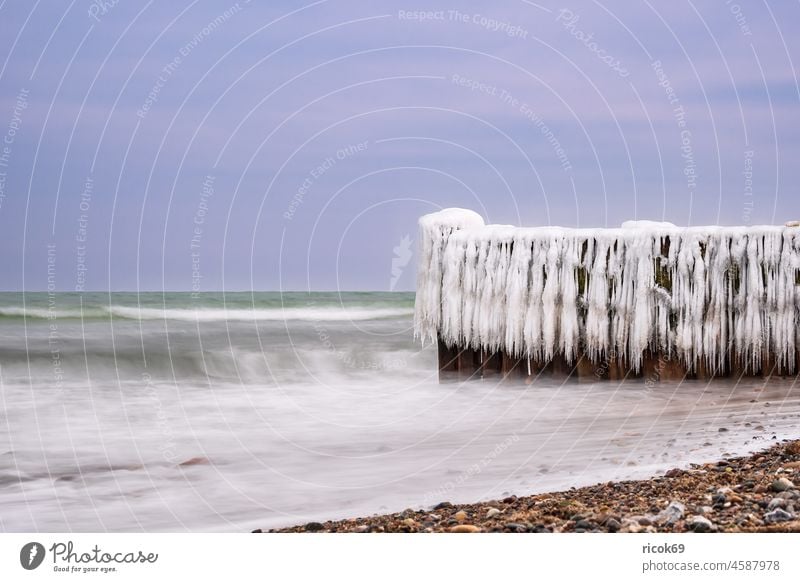 Buhne im Winter an der Küste der Ostsee bei Kühlungsborn. Eis Strand Ostseeküste Meer Buk Steine Wolken Natur Landschaft Urlaub Mecklenburg-Vorpommern Klima